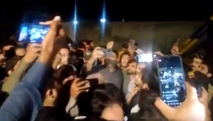 گرفتاری کی اطلاعات پر رہنما پی ٹی آئی اسد عمر ،فواد چوہدری اور مراد سعید سمیت دیگر رہنما بھی بنی گالہ پہنچے/ اسکرین گریب