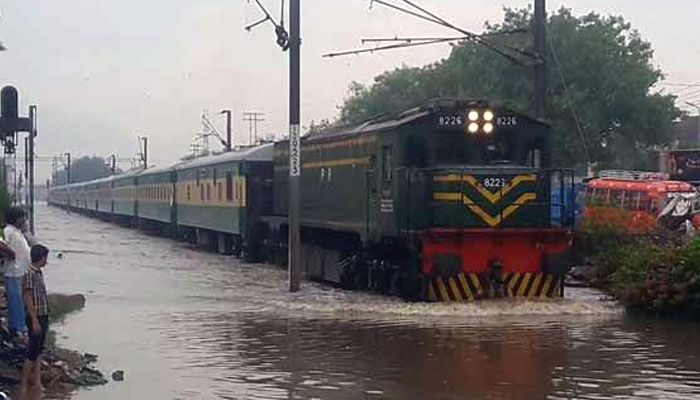 سکھر میں بھی بارشوں کے باعث ٹرین آپریشن معطل کرکے ٹرینوں کو مختلف اسٹیشنوں پر روک لیا گیا ہے/ فائل فوٹو