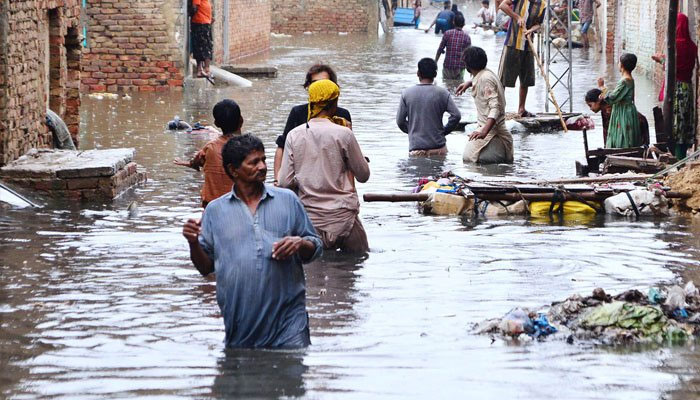 خیرپور میں سیلابی ریلوں نے حفاظتی بندوں میں کٹاؤ ڈال دیا، شہر میں جگہ جگہ دو سے تین فٹ پانی جمع ہوگیا — فوٹو: فائل