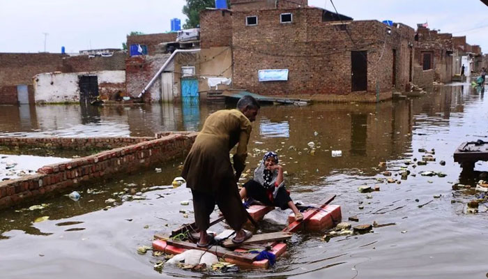 وفاقی کابینہ اور فوجی افسران کا ایک ماہ کی تنخواہ سیلاب فنڈ میں دینے کا اعلان