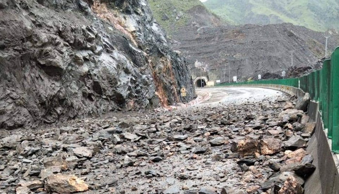 سوات ایکسپریس وے بند ہونے کی وجہ سے اسلام آباد اور پشاور سے آنے والی ٹریفک کو موٹروے پولیس کی جانب سے پلائی انٹرچینج سے آؤٹ کیا جا رہا ہے: موٹروے پولیس/ فائل فوٹو