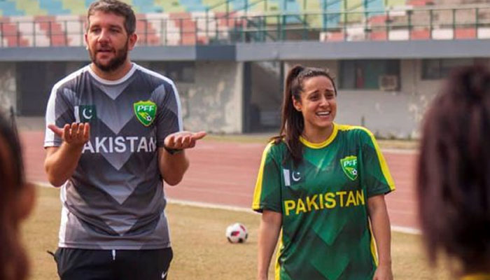 ماریہ خان کو پاکستان ویمن فٹبال ٹیم کا کپتان مقرر کردیا گیا— فوٹو: جیو نیوز