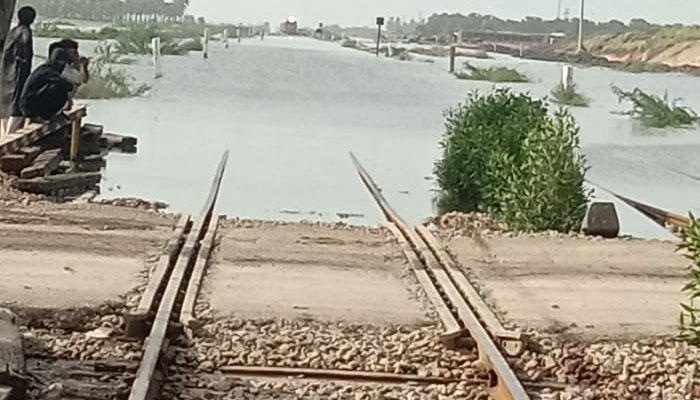 کراچی سے لگ بھگ 301 کلو میٹر کے فاصلے پر نوابشاہ اور بوچیری اسٹیشن کے درمیان مرکزی ریلوے لائن کے اپ اور ڈاؤن ٹریک زیر آب آگئے ہیں: ترجمان ریلوے— فوٹو: جیو نیوز