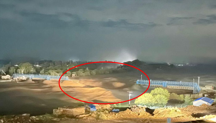 26 اگست رات 11 بجے ضلع چارسدہ کے قریب واقع منڈا ہیڈ ورکس کا پُل سیلابی پانی کی وجہ سے ٹوٹ گیا— فوٹو: جیو نیوز
