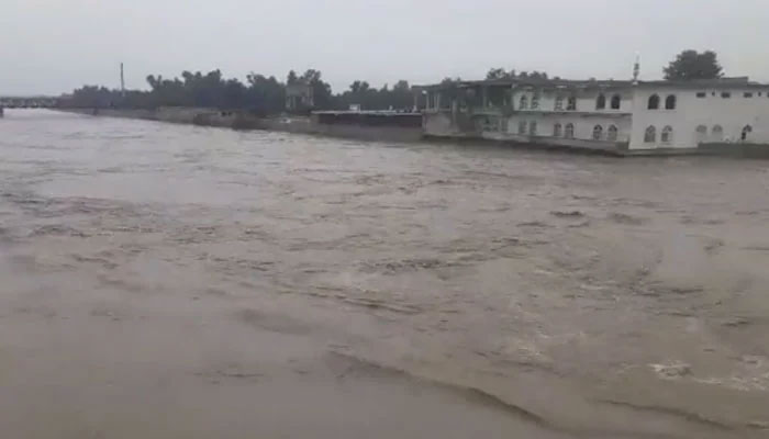 نوشہرہ کے مقام پر دریائے کابل میں انتہائی اونچے درجے کے سیلاب میں پانی کا بہاؤ 2 لاکھ 13 ہزار کیوسک رکارڈ کیا گیا: فلڈ سیل