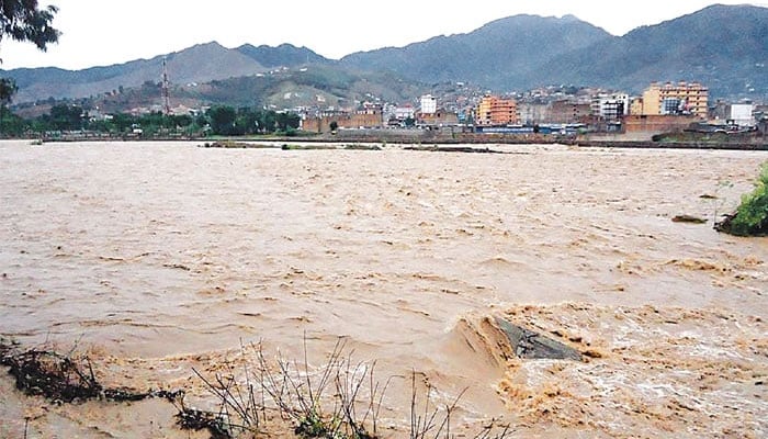 دریاؤں کے کنارے موجود آبادیوں کو محفوظ مقامات پر منتقل کیا جا رہا ہے، سیلابی صورتحال کے پیش نظر تمام متعلقہ عملے کی چھٹیاں منسوخ کردی گئی ہیں: ڈپٹی کمشنر پشاور — فوٹو: فائل