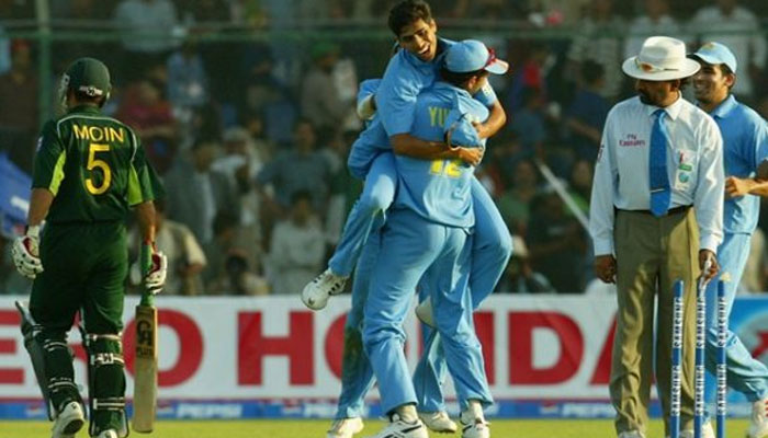 2004 میں پاک بھارت ٹیمیں چھٹی بار ایشیا کپ میں مدمقابل ہوئیں—فوٹو:فائل