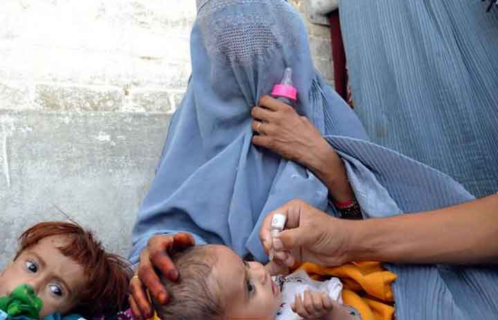 وزارت صحت حکام کے مطابق شمالی وزیرستان کی تحصیل غلام خان میں 17 مہینے کا بچہ پولیو سے متاثر ہوا ہے۔ فوٹو فائل