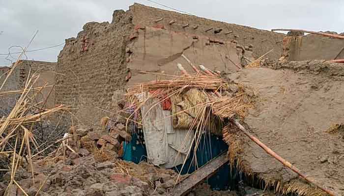 مکان کی چھت گرنے سے جاں بحق ہونے والوں میں چار خواتین اور ایک نوجوان شامل ہے: پولیس۔ فوٹو فائل