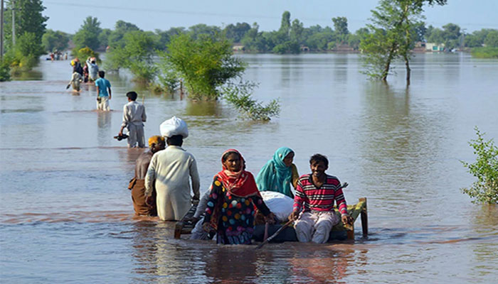 بلوچستان سے آنے والے سیلابی ریلوں کا دباؤ بڑھنے کے بعد سندھ حکومت نے جوہی بیراج میں شگاف ڈال دیا، سیلابی پانی جوہی شہر سمیت 60 دیہات کو متاثر کرے گا — فوٹو: فائل