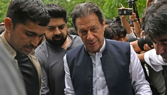 ماضی میں جب ان کی آنکھیں اور کان سمجھے جانے والے لوگوں نے عمران خان (اُس وقت کے وزیراعظم) کی توجہ اس معاملے کی طرف مبذول کرائی تو ایک اعلیٰ شخصیت کو عہدے سے ہاتھ دھونا پڑا تھا/فوٹوفائل