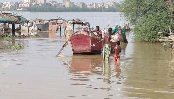شہریوں نے ضلع کی شہری آبادی کو بچانے کے لیے منچھر جھیل کو کٹ دینے کا مطالبہ کر دیاہے /فوٹوفائل