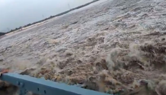 سیلابی ریلے نے پران ندی میں کئی مقامات پر شگاف ڈال دیے— فوٹو: فائل