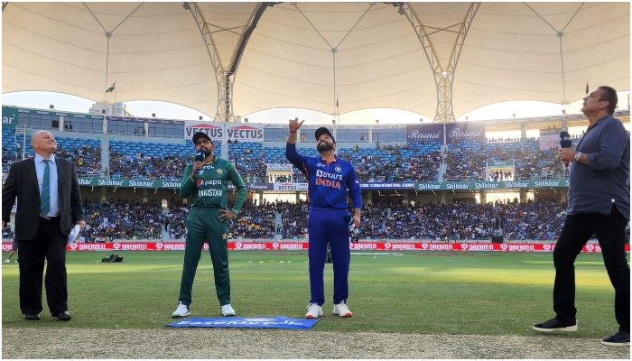 ایشیا کپ ٹی ٹوئنٹی ٹورنامنٹ کے سپر فور مرحلے میں پاکستان نے بھارت کے خلاف ٹاس جیت کر فیلڈنگ کا فیصلہ کیا ہے۔—فوٹو: پی سی سی آئی