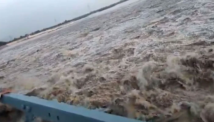 دریائے سندھ میں ٹھٹہ سجاول پل کے پاس سے  5 لاکھ 70 ہزارکیوسک کاریلا گزر رہا ہے: فلڈ کنٹرول سینٹر— فوٹو: فائل