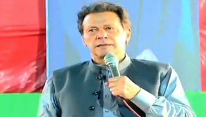 جن لوگوں نے سازش کرکے ان چوروں کو ہمارے اُوپر مسلط کیا آج قوم ان سے جواب مانگ رہی ہے، قوم کے ساتھ غداری کرنے والوں سے قوم جواب مانگ رہی ہے: سابق وزیراعظم کا جلسے سے خطاب— فوٹو: اسکرین گریب