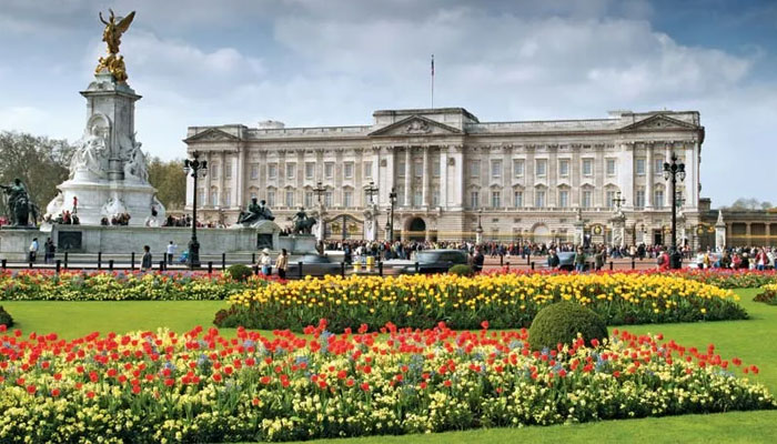 Buckingham Palace employees and officials will also be dressed in black and a representative will display a sign outside Buckingham Palace with the message of the death of the Queen of Great Britain — Photo: File