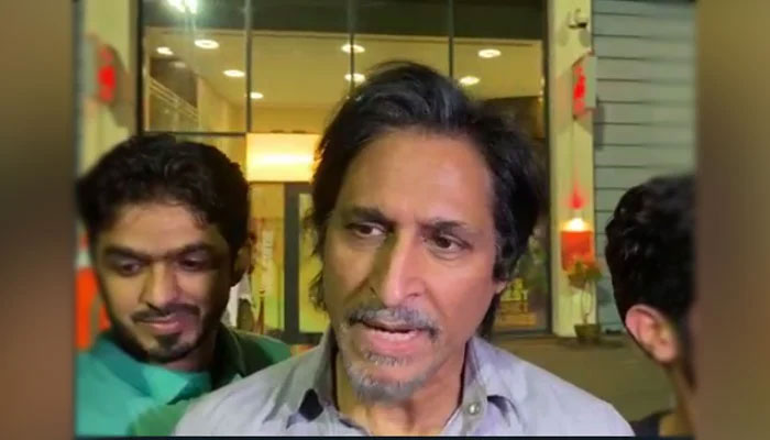 رمیز راجا صحافی کے سوال پر غصے میں آگئے اور کہا کہ آپ لوگ پاکستان کی شکست پر تو بہت خوش ہوں گے — فوٹو: اسکرین گریب