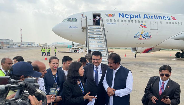 نیپالی خارجہ امور کی جوائنٹ سیکرٹری بھی امدادی سامان لے کر آنے والی پہلی پرواز کے ہمراہ کراچی پہنچے— فوٹو: جیو نیوز