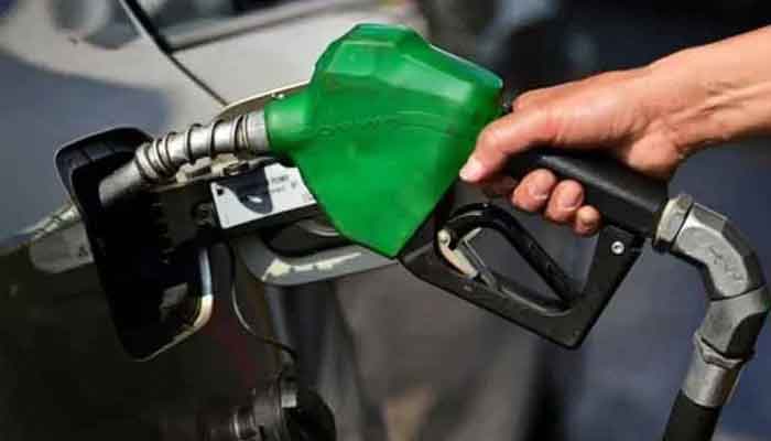 پیٹرول کی قیمت 9.62 روپے کم ہوکر 235.98 روپے سے 226 روپے تک ہو سکتی ہے: ذرائع۔ فوٹو فائل