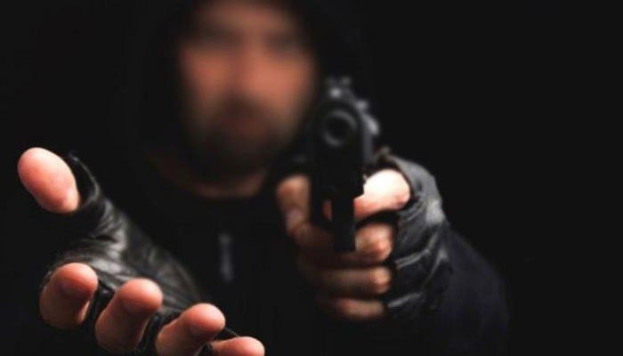 تفتیش شروع کی تو اس دوران معلوم ہوا کہ کالر کے بھائی نے واردات میں استعمال ہونے والے جوتے پہنے ہوئے تھے: پولیس — فوٹو: فائل