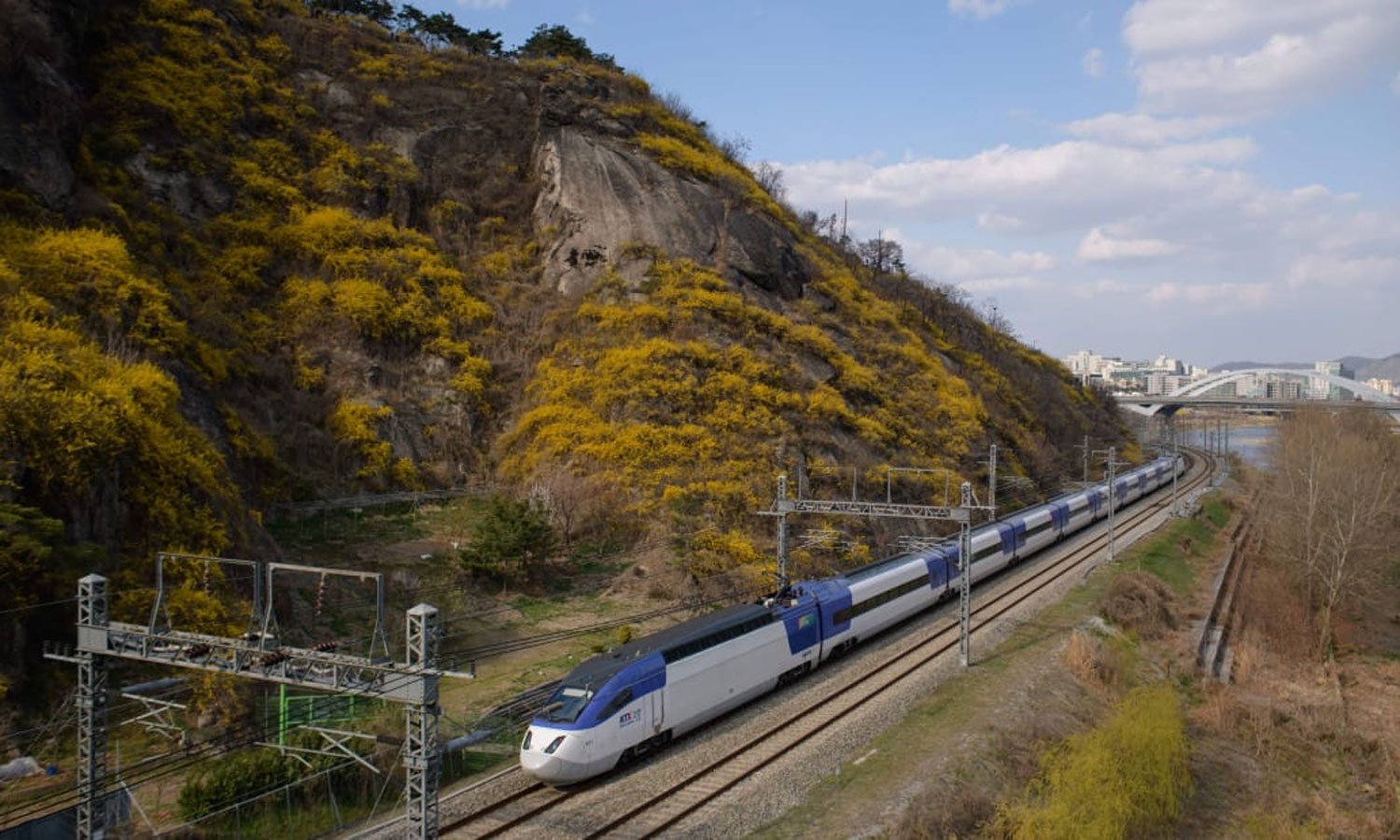A South Korean train can travel at a speed of 190 miles per hour / AFP photo