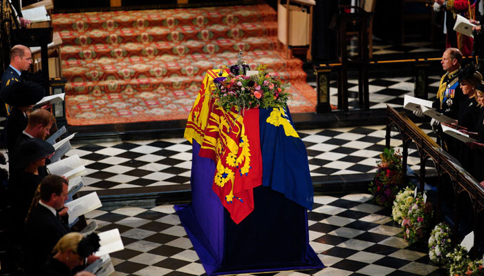 شاہی والٹ میں ملکہ برطانیہ کے شوہر شہزادہ فلپ بھی دفن ہیں، ملکہ الزبتھ کا تابوت شاہی والٹ میں اتارے جانے کے بعد شاہی سوگ کاباضابطہ اختتام ہوگیا— فوٹو: اے ایف پی