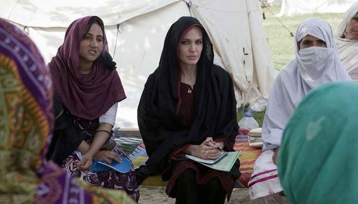 انجلینا جولی اس سے پہلے 2010 کے سیلاب اور 2005 کے زلزلے کے متاثرین سے ملاقات کیلئے بھی پاکستان آچکی ہیں — فوٹو: فائل