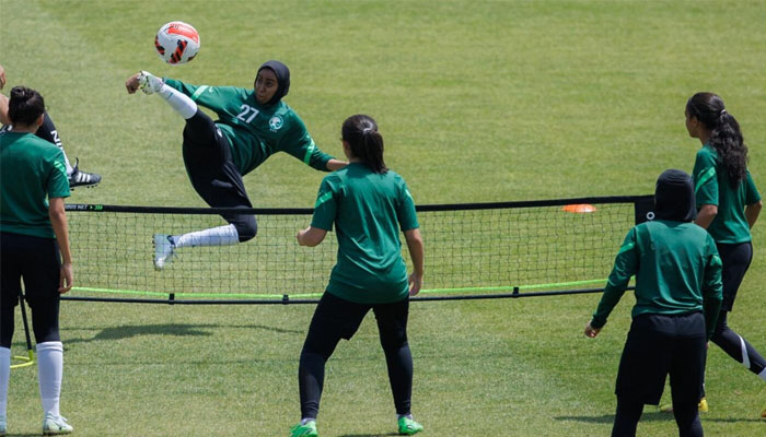 سعودی عرب کی ویمن نیشنل فٹبال ٹیم پہلی بار اپنی سر زمین پر کھیل پیش کرے گی__فوٹو: غیر ملکی میڈیا