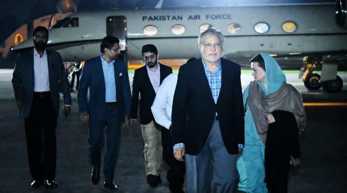 اسحاق ڈار  وزیراعظم شہباز شریف کے ہمراہ پاکستان پہنچ گئے