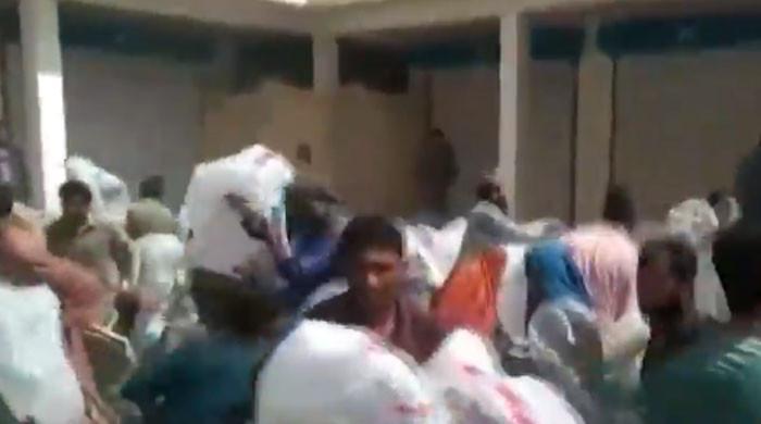 سکھر: امدادی سامان کی تقسیم کے دوران بدنظمی