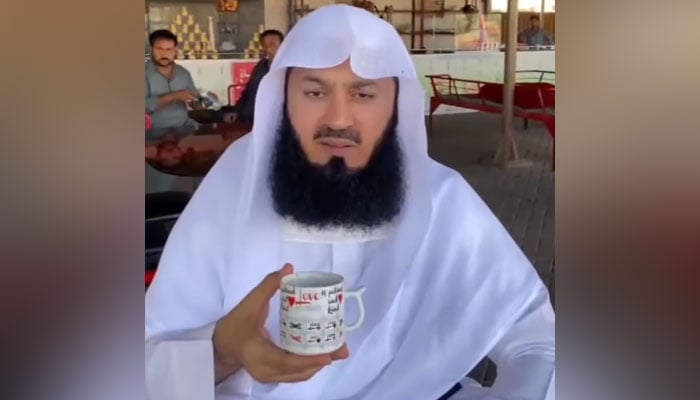 سوشل میڈیا پر مفتی مینک کی جانب سے چائے پیتے ہوئے ایک ویڈیو شیئر کی گئی جس میں انھیں چائے کا کپ تھامے کہتے سنا جاسکتا ہے/اسکرین گریب