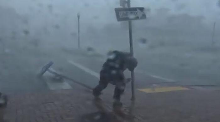 ویڈیو: فلوریڈا میں طوفانی ہواؤں نے صحافی کا رپورٹ کرنا مشکل بنا دیا