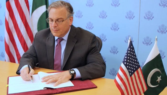 امریکی سفیر ڈونلڈ بلوم نے پاک امریکا معاہدے پر دستخط کردیے ہیں، ہماری ترجیح پاکستان میں اہم وسائل کو نئی سمت دینا ہے: امریکی سفارتخانے کا بیان— فوٹو: امریکی سفارتخانہ