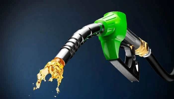 پیٹرول کی قیمت 12 روپے 63  پیسے اور ڈیزل کی قیمت میں 12 روپے 13 پیسے فی لیٹر کم کی گئی ہے: وزیر خزانہ— فوٹو: فائل