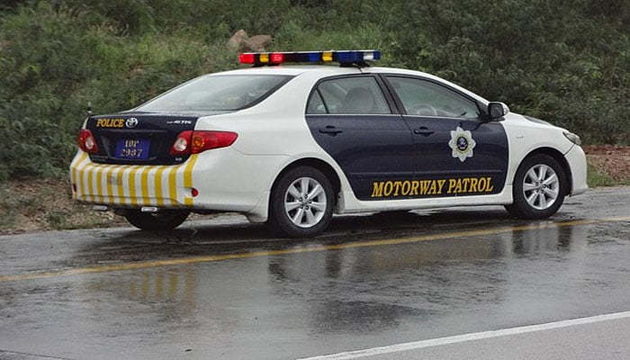 موٹروے پولیس نے فرار کی کوشش کرنے والی گاڑی کو گھیرے میں لے کر گاڑی کی تلاشی کے دوران مذکورہ گاڑی سے 18 کلو ہیروئن برآمد کر لی: ترجمان موٹر وے پولیس — فوٹو: فائل