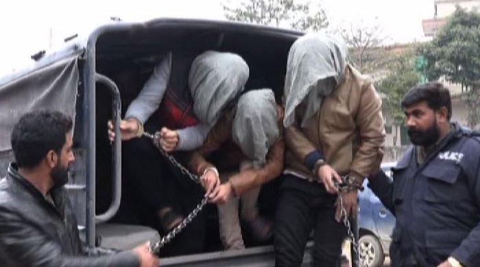 قصور: برقع پہن کر ڈکیتیاں کرنیوالے 5 ملزمان گرفتار