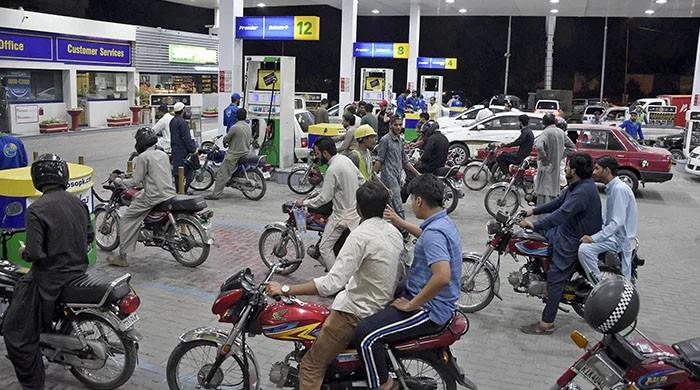 پیٹرول کی قیمتوں میں کمی، اب موٹر سائیکل اور گاڑی کی ٹنکی کتنے میں فُل ہوگی؟