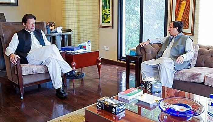 چیئرمین پی ٹی آئی عمران خان پاکستان کے مقبول ترین لیڈر ہیں، وزیراعلیٰ پنجاب۔ فوٹو فائل