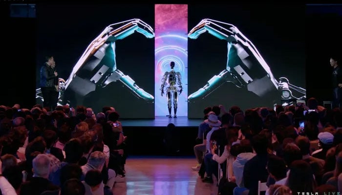 ایلون مسک انسان نما روبوٹ کو پیش کرتے ہوئے / اسکرین شاٹ