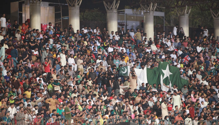 لاہور میں ہونے والے تینوں ٹی ٹوئنٹی میچز میں 63 ہزار 45 شائقین نے قذافی اسٹیڈیم میں میچ دیکھا— فوٹو: پی سی بی