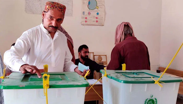 صوبائی حکومت کراچی میں الیکشن کے دوران پولیس تعیناتی یقینی بنائے: الیکشن کمیشن کا حکم— فوٹو:فائل