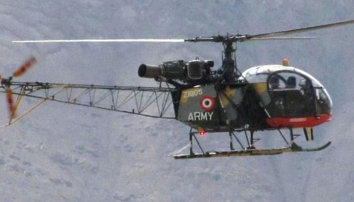 ہیلی کاپٹر معمول کی پرواز پر تھا جس میں دو پائلٹ سوار تھے اور دونوں نے ہیلی کاپٹر سے چھلانگ لگائی: بھارتی میڈیا/ فائل فوٹو