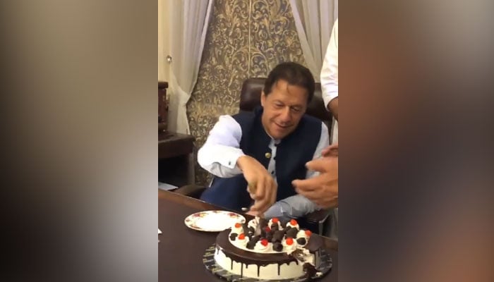 انسان جب 70 سال کا ہوجائے تو اس کو اس کی سالگرہ یاد نہیں کرائی جاتی: عمران خان— فوٹو: اسکرین گرین