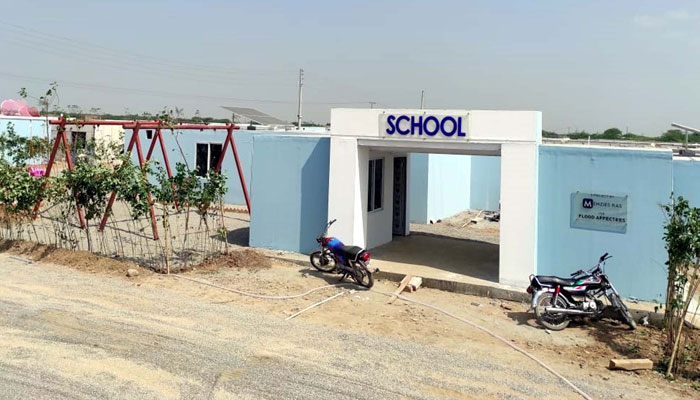 وزیراعظم شہباز شریف نے 2 ستمبر کو ٹانک کے دورے میں مکانات کی تعمیر کا وعدہ کیا تھا— فوٹو: آن لائن