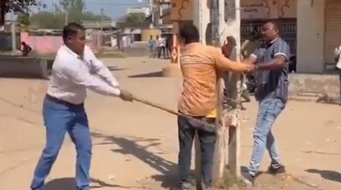 بھارتی پولیس کا مسلمان نوجوانوں کو کھمبے سے باندھ کر تشدد، ویڈیو وائرل