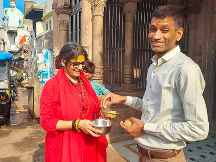 اداکارہ کو بھیک میں 21 بھارتی روپے ہی ملے— فوٹو: نوپور النکار آفیشل