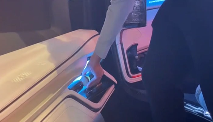 جائٹکس گلوبل میں ہوا میں اُڑنے والی گاڑی بھی توجہ کا مرکز ہے—فوٹو: غیر ملکی میڈیا