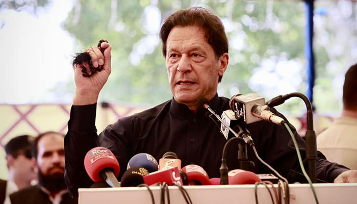 یہ گھر میں بیٹھ کرنئی ٹیکنالوجی کے ذریعے ویڈیو اورآڈیوٹیپ تیارکررہے ہیں، یہ خود کو بچانے کے لیےگند اچھال رہے ہیں پھربھی اپنے آپ کونہیں بچاسکیں گے: پی ٹی آئی چیئرمین— فوٹو:فائل
