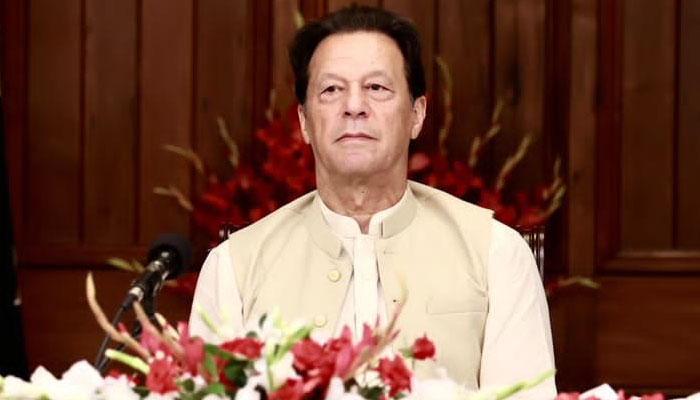 پی ٹی آئی چیئرمین نے بات پلٹ دی اور صحافی کے سوال کا جواب نہیں دیا— فوٹو:فائل